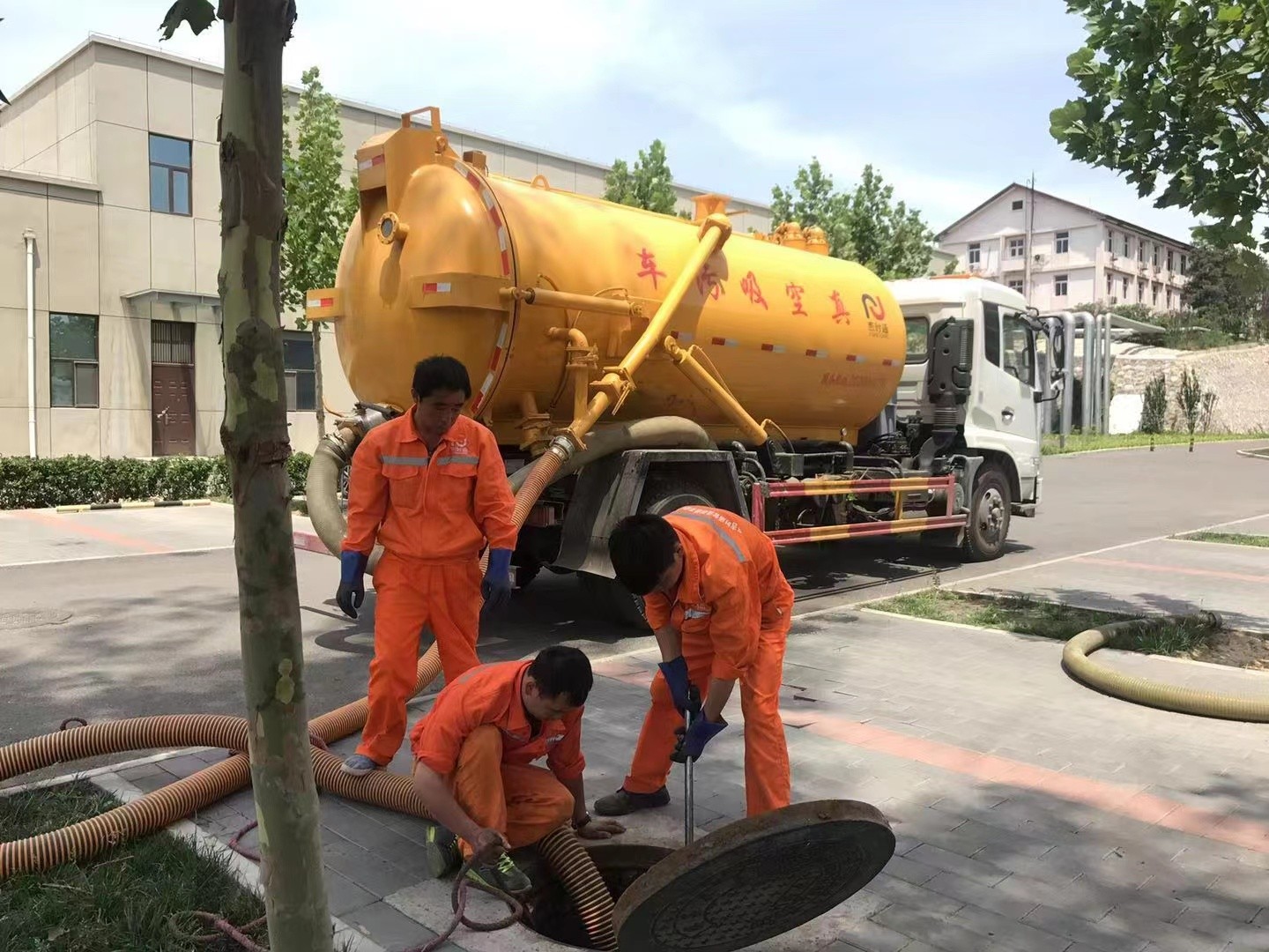 丰满管道疏通车停在窨井附近