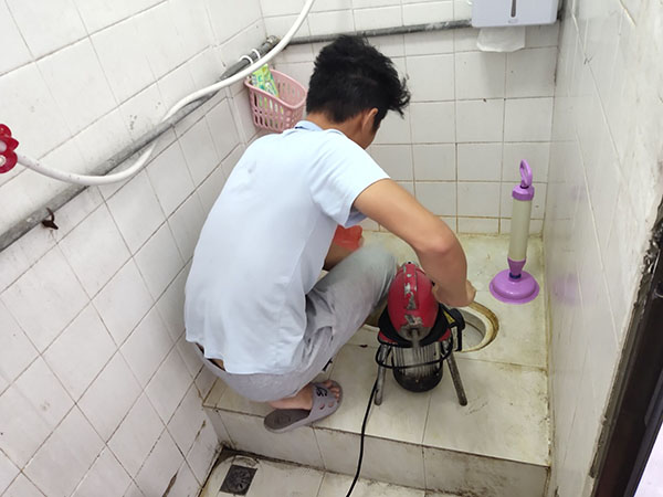 丰满肥皂掉到马桶里把马桶堵住了怎么办？马桶堵住了怎么办
