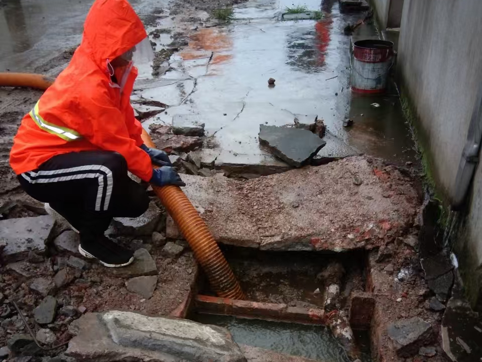 丰满专业清理污水池 炜誉市政以规范流程守护城市 “肠道”