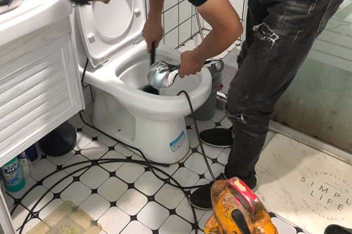 丰满马桶堵塞自己疏通还是找师傅?专业上门服务让你省时更省心